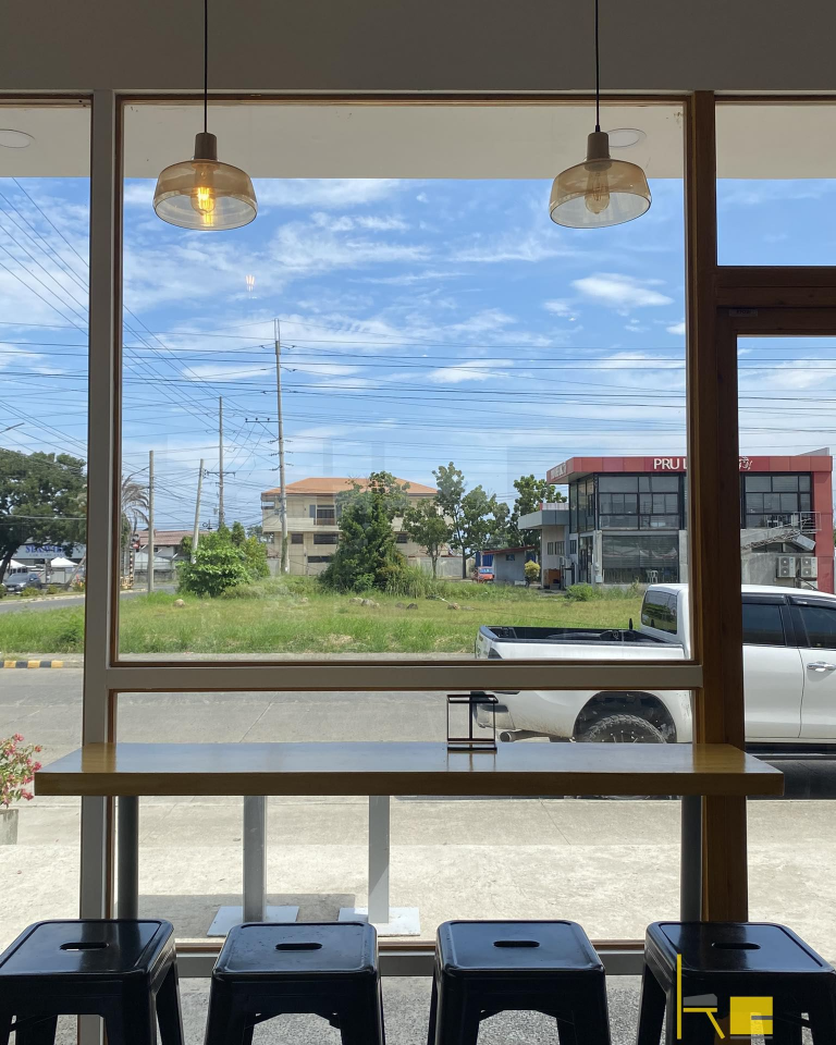 Demetrios Pizzeria's modern design is further enhanced by its use of large windows offering a view of the outdoors.